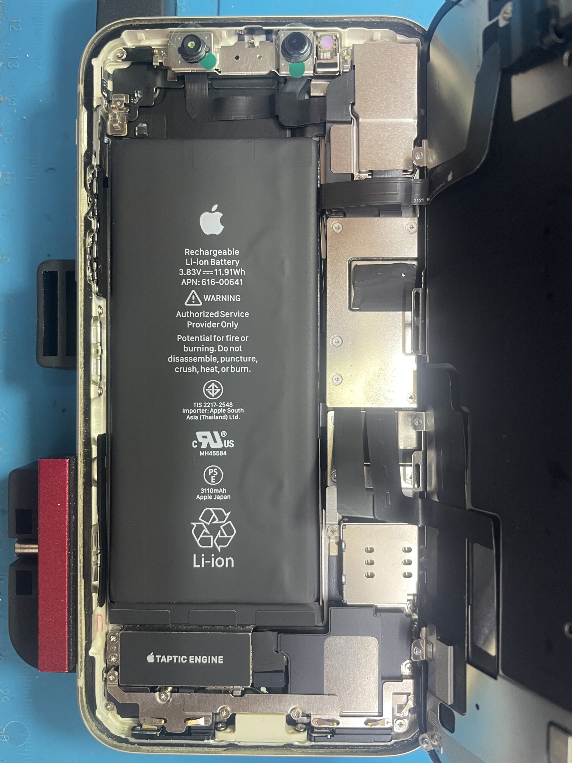 iPhone 11 ekran ayrıldı, vidalar söküldü, kamera koruması yapıldı
