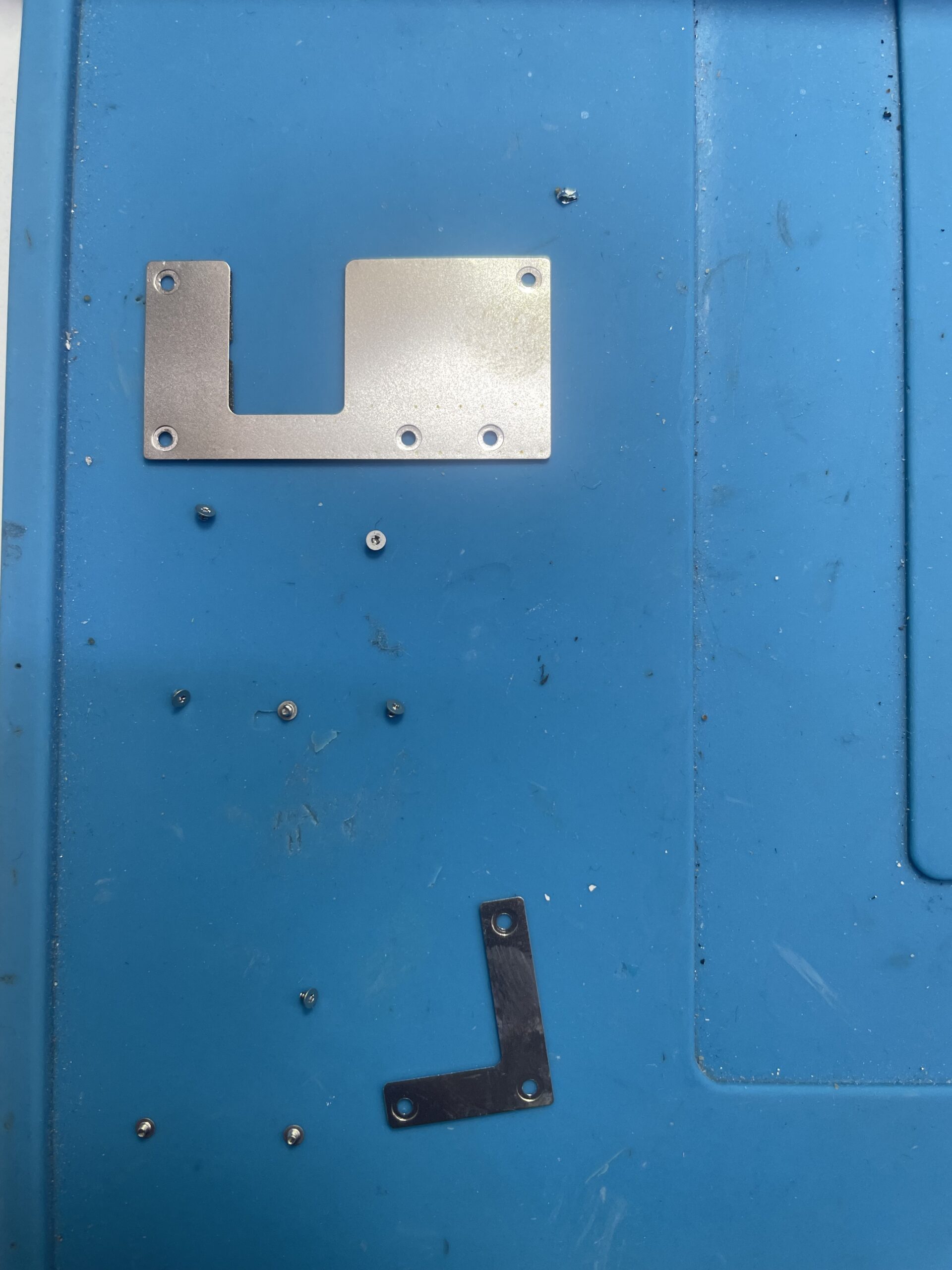 iPhone 11 sökülen vidalar ve panel ayrımı